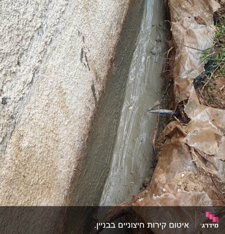 איטום קיר חיצוני עם חומר איטום אפור